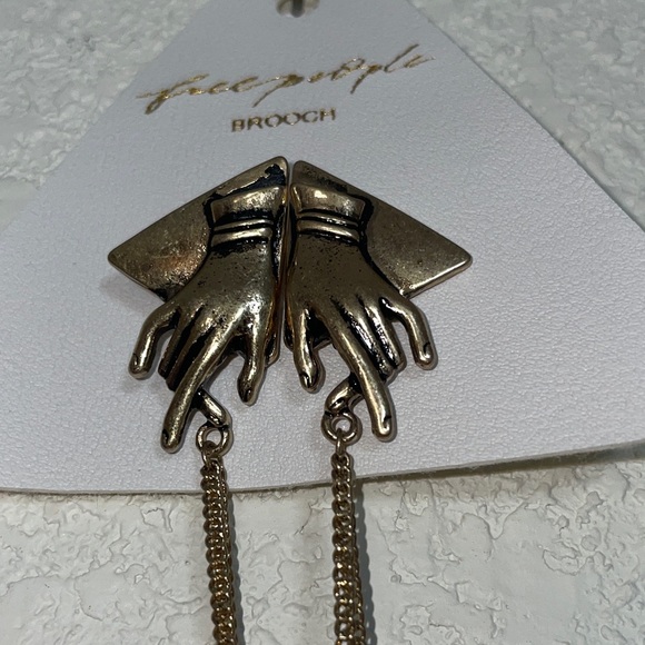 Free People Helping Hands Brooch Pin gold NWT - Picture 3 of 4